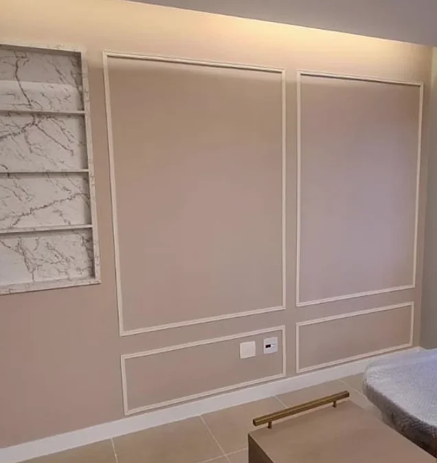Parede com boiserie e nichos, acabamento executado pela Reali